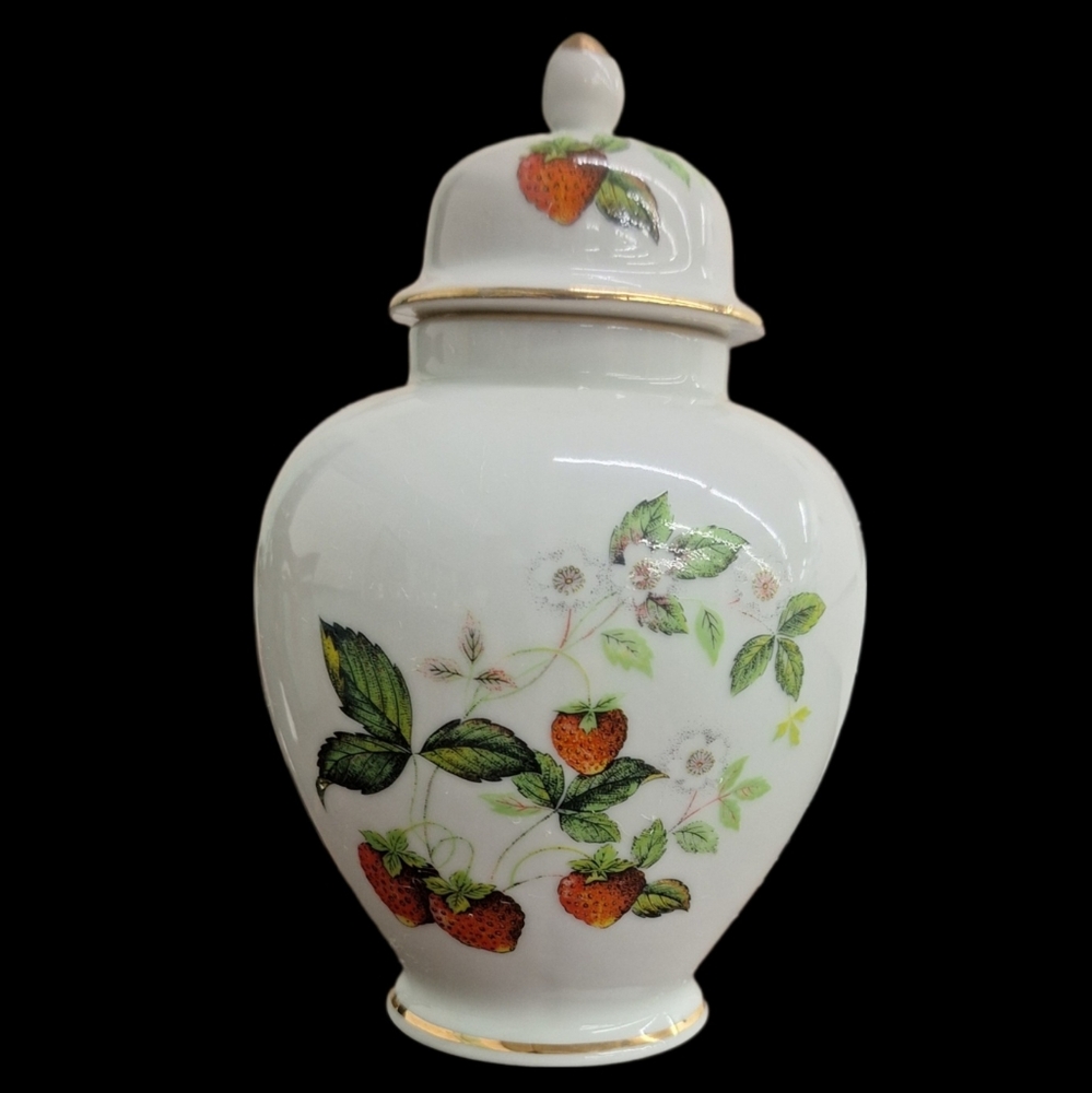 Vintage porcelain Strawberry Ginger Jar Japan Cottage Farmhose Shabby Country